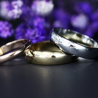 Find the perfect wedding ring with help from the experts at Jeweller's Loupe